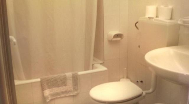 Amanda Hotel Karlovassi Bilik gambar